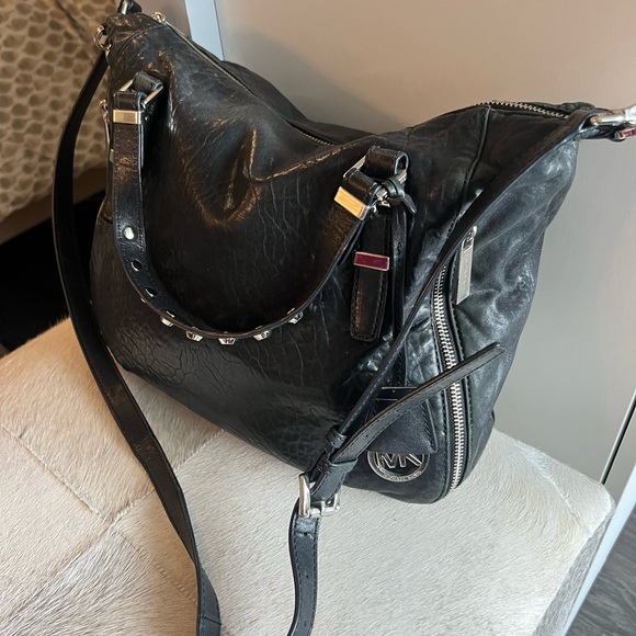 Michael Kors leather purse with cross body strap and side pockets - Picture 4 of 8